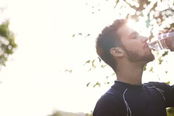 Pourquoi l'eau et l'hydratation sont essentielles pour votre santé 9 découvrez l'importance de l'hydratation pour votre santé et votre bien-être au quotidien. conseils pratiques et astuces pour rester bien hydraté.